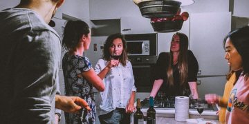 Η ακρίβεια κρατάει τους Έλληνες στα σπίτια τους