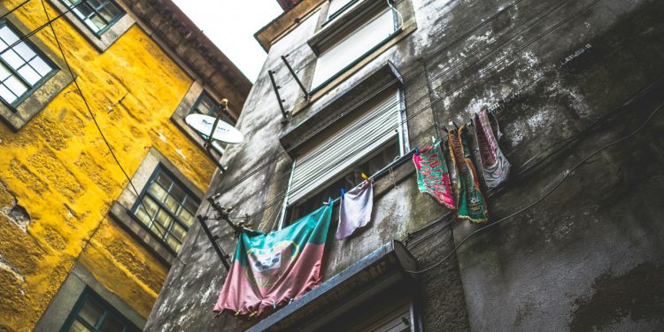 Στεγαστική κρίση: Πολυτέλεια η κατοικία στην Ευρώπη – Τα ενοίκια αυξάνονται, οι νέοι απογοητεύονται