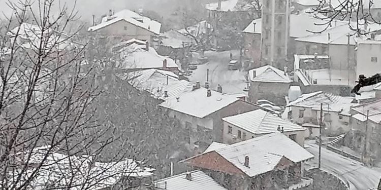 Κακοκαιρία Bora: Χιόνια σε Φλώρινα και Καστοριά – Με αλυσίδες η κυκλοφορία