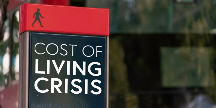 Σφίγγουν το ζωνάρι οι καταναλωτές το 2025 – Βαθαίνει η οικονομική ανασφάλεια