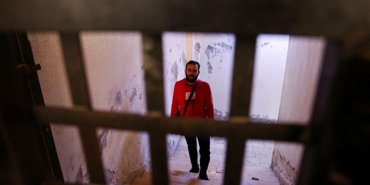 Συρία: «Ένιωθα “ζωντανός νεκρός”» – Ιστορίες κρατουμένων από τα κολαστήρια του Άσαντ