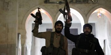 Συρία: Στα πέντε χιλιόμετρα από τη Χομς οι αντάρτες – «Στόχος η ανατροπή του καθεστώτος Άσαντ», λένε