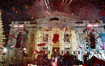 Χιλιάδες κόσμου στην εντυπωσιακή φωταγώγηση του Χριστουγεννιάτικου Δέντρου από τον Δήμαρχο Πειραιά Γιάννη Μώραλη