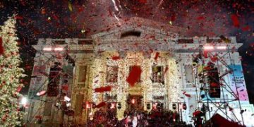 Χιλιάδες κόσμου στην εντυπωσιακή φωταγώγηση του Χριστουγεννιάτικου Δέντρου από τον Δήμαρχο Πειραιά Γιάννη Μώραλη   