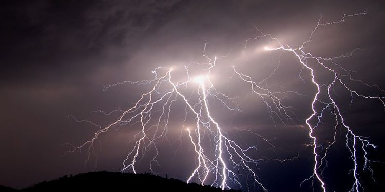 Έκτακτο δελτίο καιρού από την ΕΜΥ: Έρχονται ισχυρές καταιγίδες και χαλοζοπτώσεις