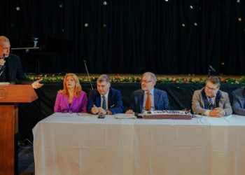 Ο  Δήμαρχος Πειραιά Γιάννης Μώραλης  στην ετήσια εκδήλωση του Δικηγορικού Συλλόγου  της πόλης  για την κοπή της Πρωτοχρονιάτικης πίτας 