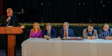 Ο  Δήμαρχος Πειραιά Γιάννης Μώραλης  στην ετήσια εκδήλωση του Δικηγορικού Συλλόγου  της πόλης  για την κοπή της Πρωτοχρονιάτικης πίτας 