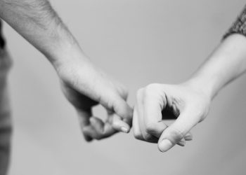 Ζητείται εμπιστοσύνη: Δεν εμπιστευόμαστε τους θεσμούς αλλά ούτε και τον διπλανό μας