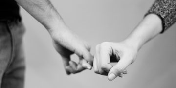 Ζητείται εμπιστοσύνη: Δεν εμπιστευόμαστε τους θεσμούς αλλά ούτε και τον διπλανό μας