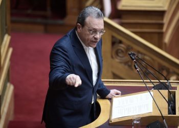 Φάμελλος: Κατέρρευσε το προσωπείο του κεντρώου πολιτικού – Δέσμιος των κομματικών του προβλημάτων ο Μητσοτάκης