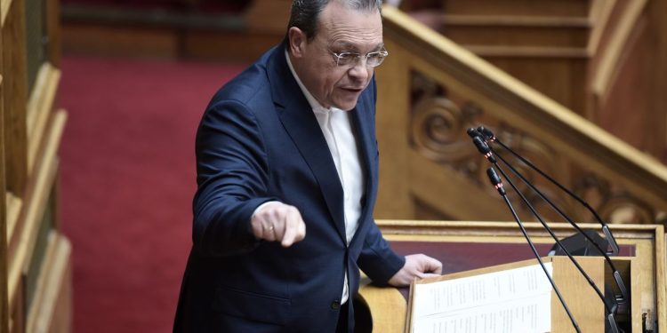 Φάμελλος: Κατέρρευσε το προσωπείο του κεντρώου πολιτικού – Δέσμιος των κομματικών του προβλημάτων ο Μητσοτάκης