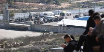 Ισραήλ: Εμπλοκή στην απελευθέρωση των Παλαιστινίων κρατουμένων – Γύρισαν πίσω τα λεωφορεία