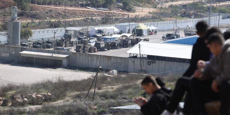 Ισραήλ: Εμπλοκή στην απελευθέρωση των Παλαιστινίων κρατουμένων – Γύρισαν πίσω τα λεωφορεία