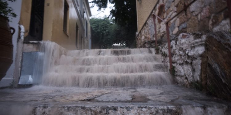 Καιρός: Αλλάζει το σκηνικό – Βροχές και καταιγίδες την Τετάρτη