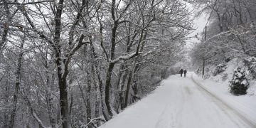 Επιμένει η κακοκαιρία: Πού θα σημειωθούν καταιγίδες και χιονοπτώσεις τις επόμενες ώρες
