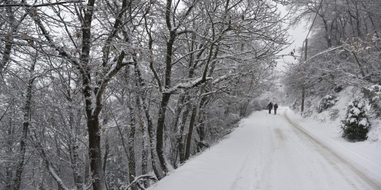 Επιμένει η κακοκαιρία: Πού θα σημειωθούν καταιγίδες και χιονοπτώσεις τις επόμενες ώρες