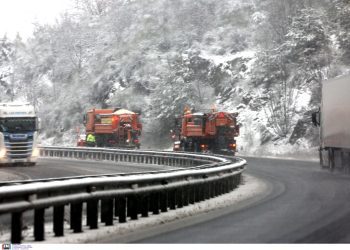 Κακοκαιρία: Χιόνια και βροχές έως την Τρίτη – Πού υπάρχουν προβλήματα, τι αναμένεται τις επόμενες ώρες