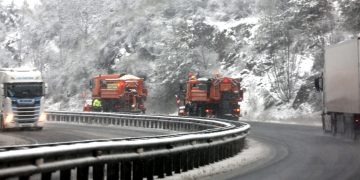 Κακοκαιρία: Χιόνια και βροχές έως την Τρίτη – Πού υπάρχουν προβλήματα, τι αναμένεται τις επόμενες ώρες