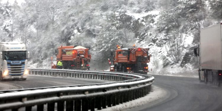 Κακοκαιρία: Χιόνια και βροχές έως την Τρίτη – Πού υπάρχουν προβλήματα, τι αναμένεται τις επόμενες ώρες