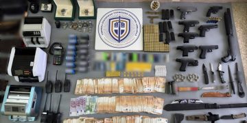 Κύκλωμα προστασίας οίκων ανοχής: Βρέθηκαν όπλα, σφαίρες, μαχαίρια και χιλιάδες ευρώ – Βίντεο