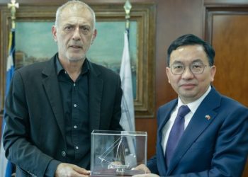 Συνάντηση Δημάρχου Πειραιά Γιάννη Μώραλη με τον νέο Πρέσβη της Κίνας στην Ελλάδα Fang Qiu