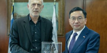 Συνάντηση Δημάρχου Πειραιά Γιάννη Μώραλη με τον νέο Πρέσβη της Κίνας στην Ελλάδα Fang Qiu