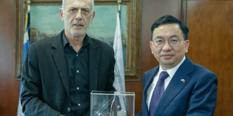 Συνάντηση Δημάρχου Πειραιά Γιάννη Μώραλη με τον νέο Πρέσβη της Κίνας στην Ελλάδα Fang Qiu