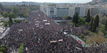 Παράλληλα μέτωπα, παράλληλες συναντήσεις – Γαλάζιες μαζώξεις στη σκιά των Τεμπών που σκεπάζει το Μαξίμου