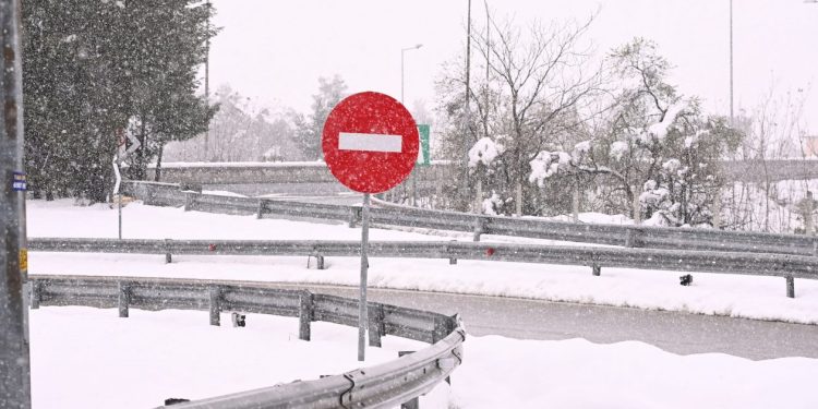Καιρός: Διακοπή κυκλοφορίας στη λεωφόρο Πάρνηθας λόγω χιονόπτωσης