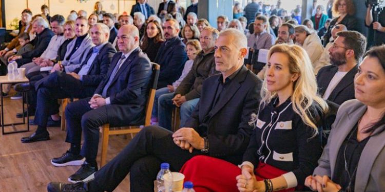 Ο Δήμαρχος Πειραιά Γιάννης Μώραλης στον καθαγιασμό των υδάτων στο Μικρολίμανο και σε εκδήλωση του Ιστιοπλοϊκού Ομίλου Πειραιώς