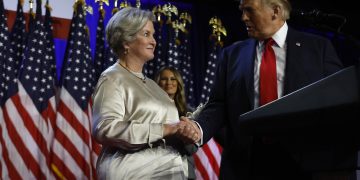 Η προσωπάρχης του Τραμπ πατάει πόδι – Έξω από τον Λευκό Οίκο το Γραφείο του Μασκ