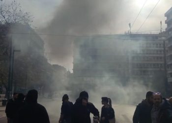 Τέμπη: Τα ΜΑΤ της κυβέρνησης διέλυσαν τη μεγαλειώδη συγκέντρωση – Έπνιξαν με δακρυγόνα το Σύνταγμα