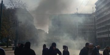 Τέμπη: Τα ΜΑΤ της κυβέρνησης διέλυσαν τη μεγαλειώδη συγκέντρωση – Έπνιξαν με δακρυγόνα το Σύνταγμα