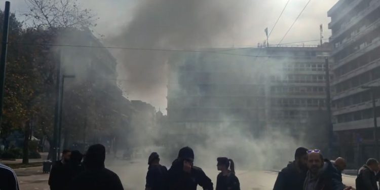 Τέμπη: Τα ΜΑΤ της κυβέρνησης διέλυσαν τη μεγαλειώδη συγκέντρωση – Έπνιξαν με δακρυγόνα το Σύνταγμα