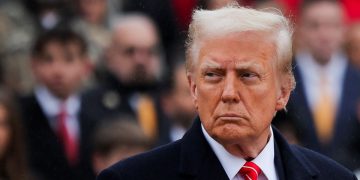 ΗΠΑ: «Παγώνει» τη χρηματοδότηση της Ουκρανίας ο Τραμπ;