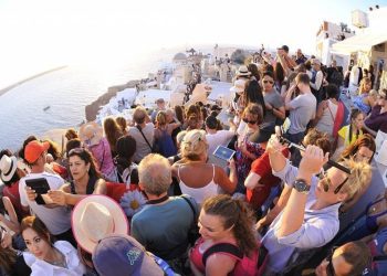 Υπερτουρισμός: Χαοτικός και ισοπεδωτικός αναμένεται – Οι προβλέψεις για το καλοκαίρι