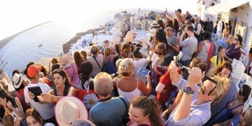 Υπερτουρισμός: Χαοτικός και ισοπεδωτικός αναμένεται – Οι προβλέψεις για το καλοκαίρι