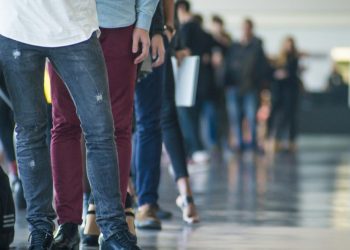 EΛΣΤΑΤ: Πόσοι ήρθαν και πόσοι έφυγαν από την Ελλάδα – Το brain drain συνεχίζεται