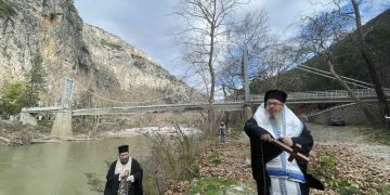 Ρίψη του Σταυρού στο κατεστραμμένο ιερό προσκύνημα της Αγίας Παρασκευής Τεμπών από τον Μητροπολίτη Ιερώνυμο (φωτό) – ONLARISSA.GR Νέα Ειδήσεις Λάρισα