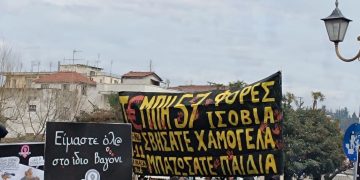 Τέμπη: Ολη η Ελλάδα ένα ανθρώπινο ποτάμι