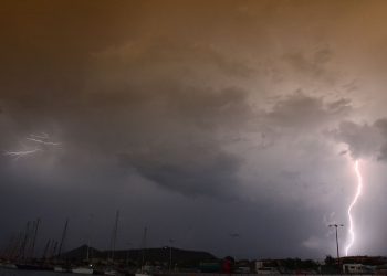 Καιρός: Επιδείνωση με βροχές και καταιγίδες την Κυριακή – Πού θα είναι ισχυρά τα φαινόμενα