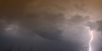 Καιρός: Επιδείνωση με βροχές και καταιγίδες την Κυριακή – Πού θα είναι ισχυρά τα φαινόμενα