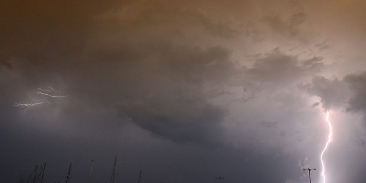 Καιρός: Επιδείνωση με βροχές και καταιγίδες την Κυριακή – Πού θα είναι ισχυρά τα φαινόμενα