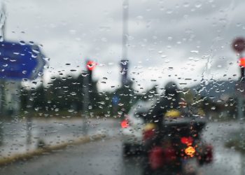 Καιρός: Βροχές και καταιγίδες την Παρασκευή – Πού θα σημειωθούν χιονοπτώσεις