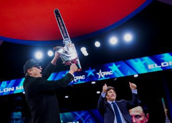 Μασκ: Με αλυσοπρίονο στο χέρι ετοιμάζεται για νέες περικοπές στις δημόσιες δαπάνες