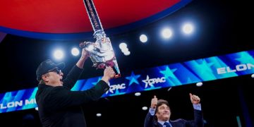 Μασκ: Με αλυσοπρίονο στο χέρι ετοιμάζεται για νέες περικοπές στις δημόσιες δαπάνες