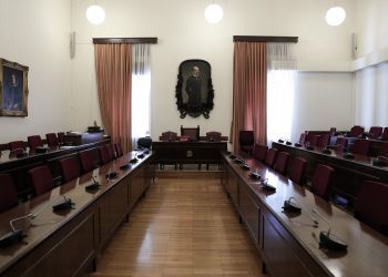 Βουλή: Ζεσταίνουν τις μηχανές τα κόμματα για τη συζήτηση της προανακριτικής για τη τραγωδία στα Τέμπη