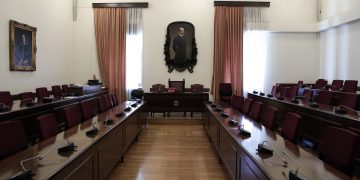 Βουλή: Ζεσταίνουν τις μηχανές τα κόμματα για τη συζήτηση της προανακριτικής για τη τραγωδία στα Τέμπη