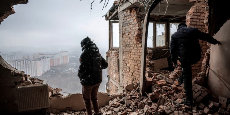 Μισοβγάζοντας την Ουκρανία από την «πρίζα» – Η αναστολή εξωτερικής βοήθειας των ΗΠΑ έχει αρχίσει να «δαγκώνει»