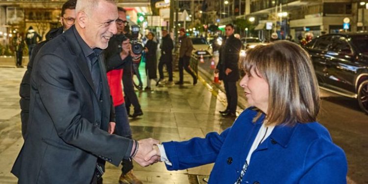 Ο Δήμαρχος Πειραιά Γιάννης Μώραλης υποδέχθηκε την Πρόεδρο της Δημοκρατίας κυρία Κατερίνα Σακελλαροπούλου στο Δημοτικό Θέατρο Πειραιά για την παράσταση «MERDE!»